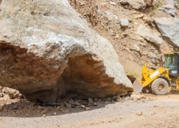 Abren un carril en la carretera Samachique-Batopilas tras deslave de cerros por intensas lluvias