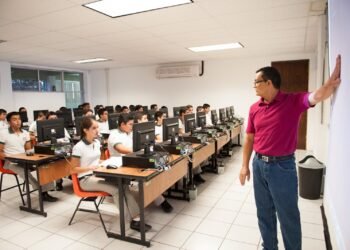 Habilita SEyD centro de atención telefónica para informar sobre espacios disponibles en preparatorias