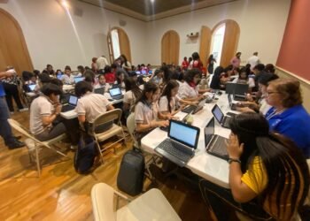 Participan estudiantes en jornada literaria durante el cierre del ciclo escolar 2023-2024