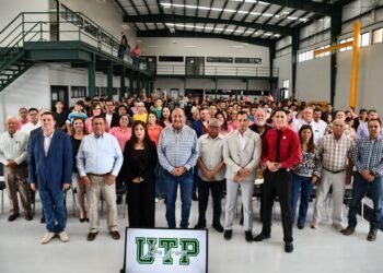 Fortalece SEyD y UT Parral la calidad educativa de la región sur, entregan equipo tecnológico