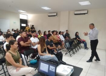 Capacita SEyD a estudiantes próximos a egresar sobre la importancia de tramitar su cédula estatal