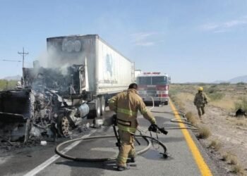 Cierran tramo carretero Juárez-Ahumada en sentido de norte a sur por incendio en tráiler
