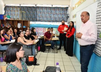 Intercambia secretario de Educación puntos de vista  con docentes de la región centro-sur