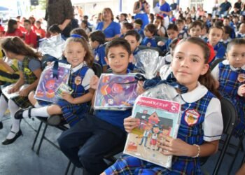 Inicia el ciclo escolar en más de 5 mil planteles de Educación Básica, entregan útiles a alumnos