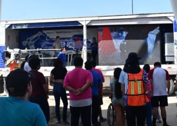 Participan niños y jóvenes con discapacidad en  actividades de robótica en el Parque Central
