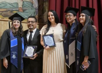 Se gradúan 44 estudiantes de programas nivelatorios de Enfermería