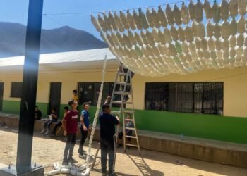 Elaboran estudiantes de secundaria «Agustín Yañez» de Urique techumbres con botellas de plástico