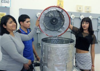 Desarrollan estudiantes de la UTPN proyecto para reciclar PET y convertirlo en techos para viviendas