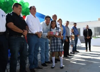 Entrega SEyD libros de texto gratuitos en la primaria federal “Educar para la Libertad” en Juárez