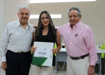 Concluyen estudiantes y personal de la UTCH curso intensivo de oratoria impartido por especialista