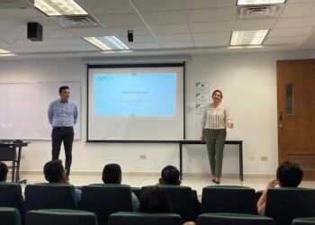 Asesora UT Paso del Norte a estudiantes sobre prácticas profesionales