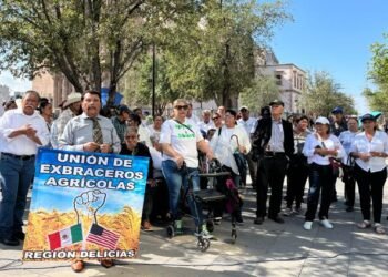 Protestan ex braceros afuera del Congreso contra mentiras del presidente López Obrador