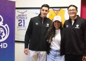 Firma saltador cuauhtemense Erick Portillo lienzo de los Olímpicos Chihuahuenses