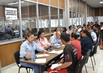 Atienden a más de 900 personas en la Feria de Servicios del CAST Conalep