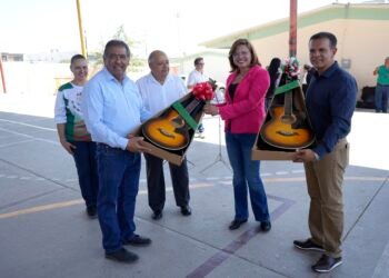 Entrega SEyD instrumentos musicales a estudiantes de la secundaria técnica 64 de Ciudad Juárez