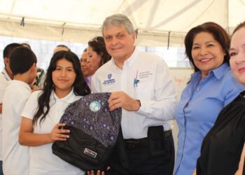 Entregan mochilas y útiles escolares en secundaria de Riberas del Bravo