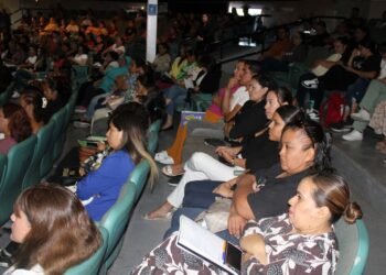 Sensibilizan a más de 300 padres de familia sobre prevención de la violencia y acoso escolar