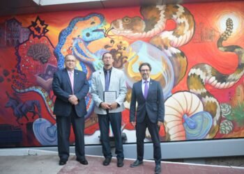 Develan en la UACH el  Mural “El Brindis»
