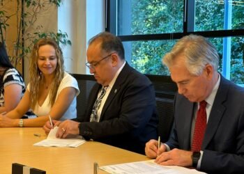 UACH firma convenio con City University of Seattle, para que alumnos obtengan Doble Grado y su título en EE. UU