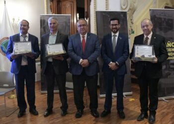 Celebran conversatorio titulado «Huellas Indelebles» con exdirectores de la FCPyS