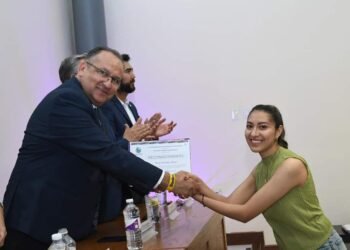 Entregan en la UACH reconocimientos a proyectos de incubadora del Centro de Negocios de la FCA