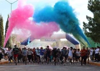 Participan más de 1,500 personas en carrera de colores de la UTCH, en bienvenida a nuevos alumnos
