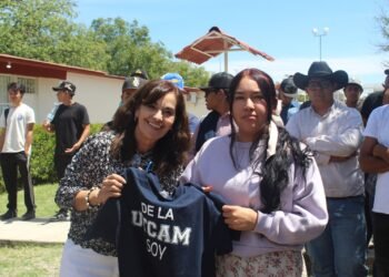 Se ponen la camiseta estudiantes de nuevo ingreso de la Universidad Tecnológica de Camargo