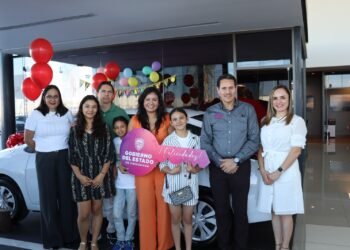 Entrega Secretaría de Hacienda vehículo a ganadora de rifa del Día de las Madres