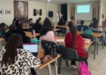 Capacitan a estudiantes de la Escuela de Trabajo Social en prevención del suicidio