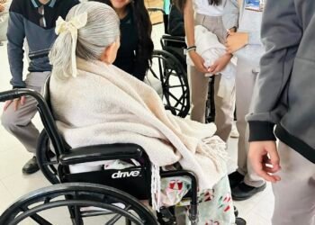 Brindan estudiantes del Conalep acompañamiento y donativo a 40 adultos mayores