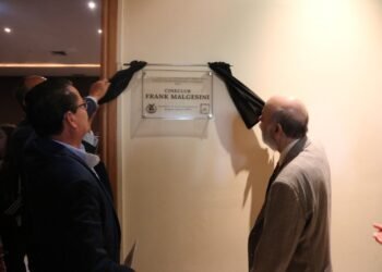 Rinden homenaje al Dr. Frank Malgesini y develan placa en su honor en la Facultad de Filosofía y Letras de la UACH