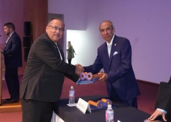 Recibe la Facultad de Contaduría y Administración de la UACH reconocimiento de CACECA