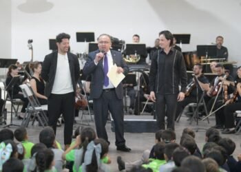 Ofrecen la OSUACH y el Grupo de Teatro de la Universidad concierto interactivo en primaria de Riberas de Sacramento