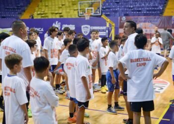 Imparten entrenadores de Los Mineros de UTEP clínica de basquetbol a niñas y niños de Chihuahua
