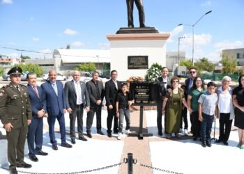 Develan placa de Mario González Hernández en la Rotonda de los Maestros Ilustres