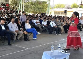 Inspira Eufrosina Cruz Mendoza a 1,500 estudiantes del CECyTECH con conferencia