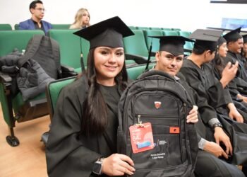 Reconoce Estado esfuerzo y disciplina de 60 profesionistas rarámuri con titulación gratuita