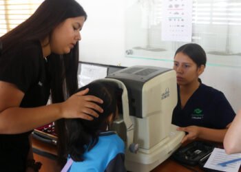 Mejoran salud visual de más de 1200 alumnos de Educación Básica, reciben exámenes y lentes