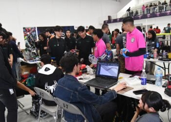Participan estudiantes de preparatoria y universidad  en Torneo Relámpago de Robótica VEX