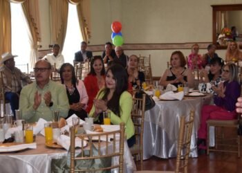 Reconocen a 73 trabajadores de apoyo y asistencia a la educación de Parral