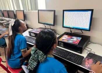 Mejoran su rendimiento académico 233 estudiantes de la primaria David Alfaro Siqueiros con equipo de cómputo