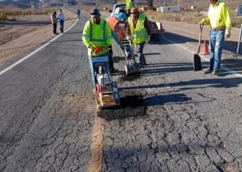 Realiza Alcaldía de Coyame bacheo de carretera federal, indicó Armando Reyes