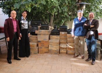 Beneficia empresario a 13 secundarias de Juárez con  donación de accesorios para sanitarios