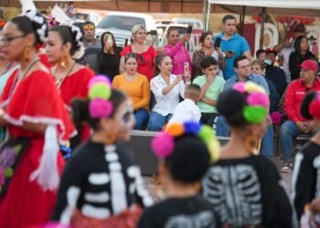 Cientos acuden a Festival del Día de Muertos en el Panteón de Aquiles Serdán