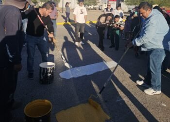 Se reúnen regidores del PAN con vecinos de colonia Los Nogales: pintan Pasos Peatonales