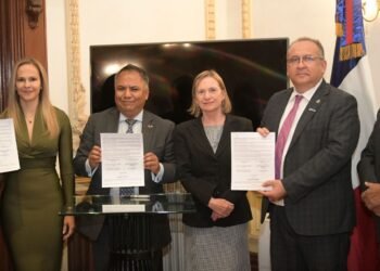 UACH firma doble convenio con Embajada de Francia y Alumni México-Francia