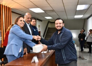 Entrega SEyD tabletas electrónicas e insumos para la banda de música de Gobierno del Estado