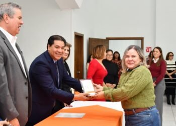 Reconocen Estado y Sección 42 a personal de Educación Especial por 20 y 25 años de servicio