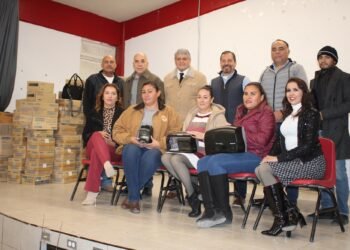 Reciben 14 secundarias y primarias estatales de Ciudad Juárez donación de dispensadores