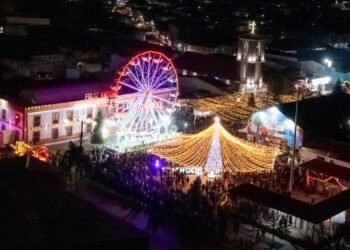 celebran cientos de habitantes el mes de la Navidad en Guachochi con tradicional desfile